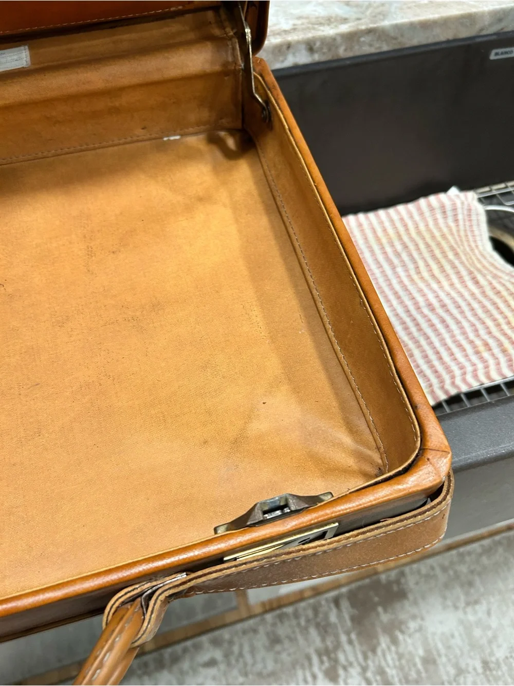 Men’s Hartman Tan Leather briefcase with padded handle.